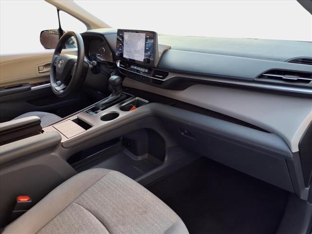 2022 Toyota Sienna LE 8 Passenger
