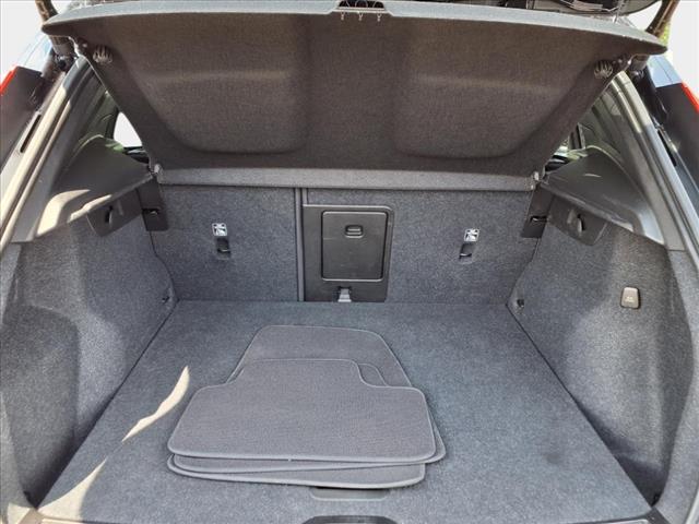 2023 Volvo XC40 B5 Plus Bright Theme