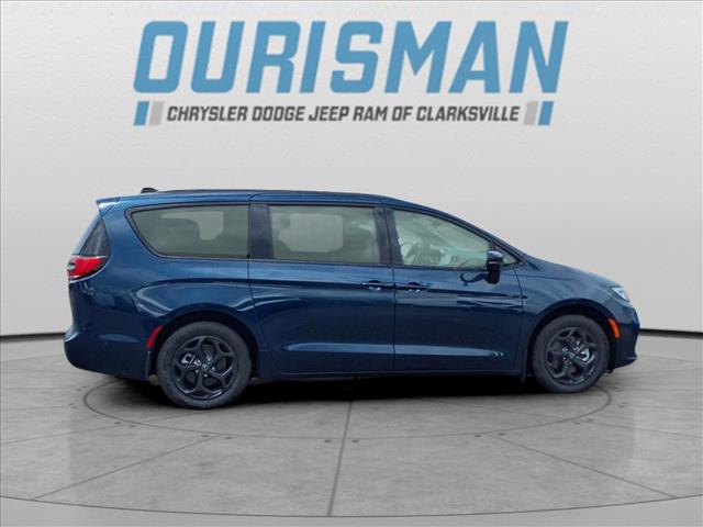 2025 Chrysler Pacifica Plug-In Hybrid Select