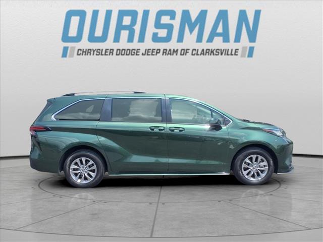 2022 Toyota Sienna LE 8 Passenger