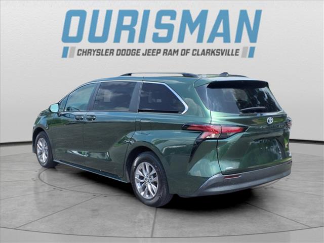 2022 Toyota Sienna LE 8 Passenger