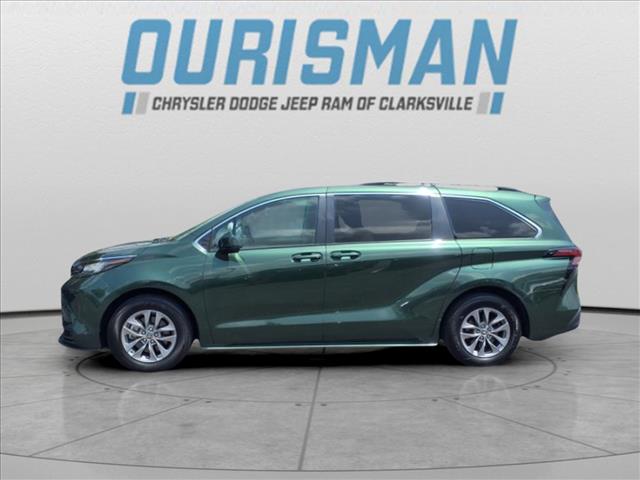 2022 Toyota Sienna LE 8 Passenger