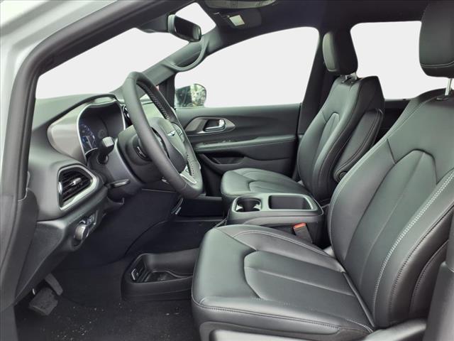 2025 Chrysler Voyager LX