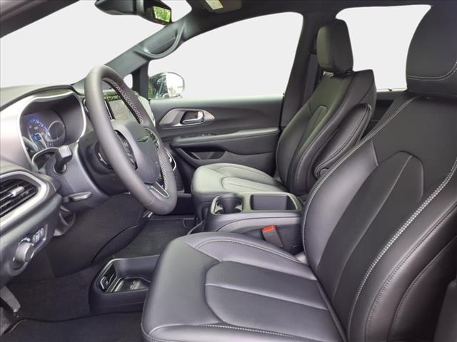 2025 Chrysler Voyager LX