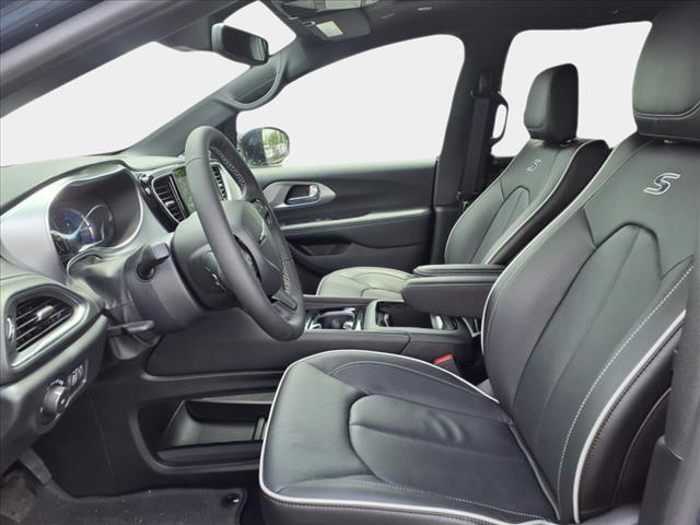 2025 Chrysler Pacifica Plug-In Hybrid Select