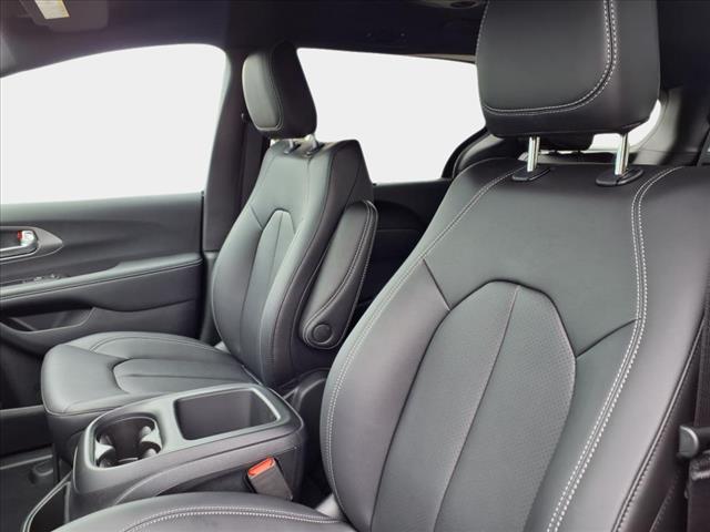 2025 Chrysler Voyager LX