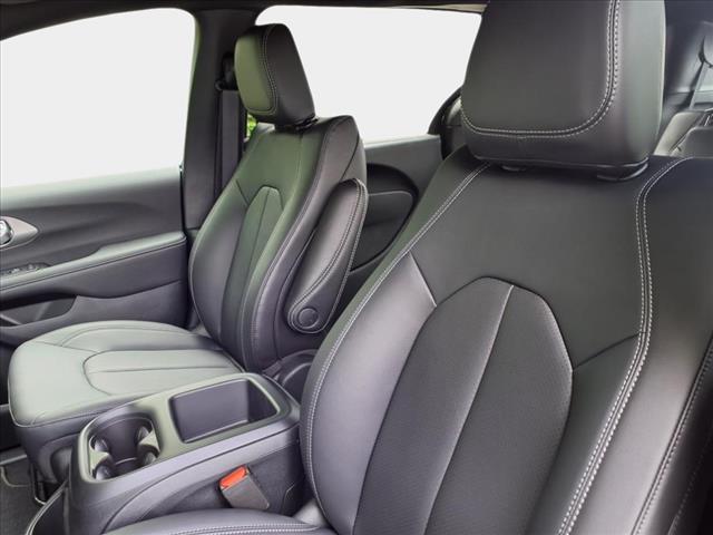 2025 Chrysler Voyager LX