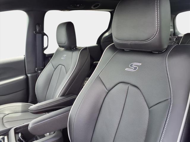 2025 Chrysler Pacifica Plug-In Hybrid Select