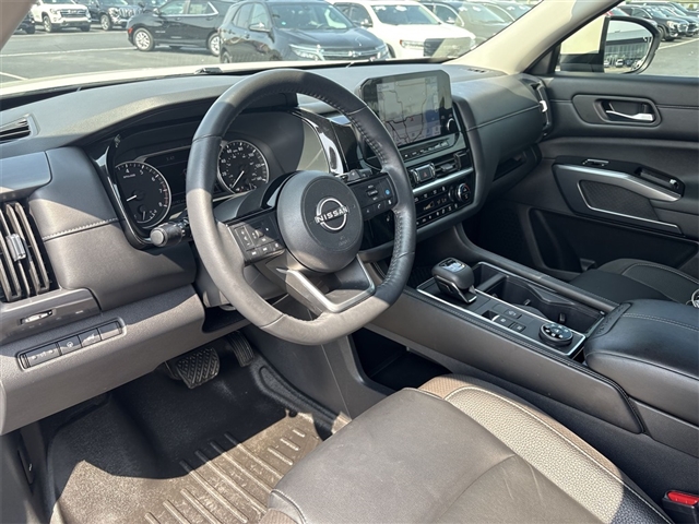 2022 Nissan Pathfinder SL