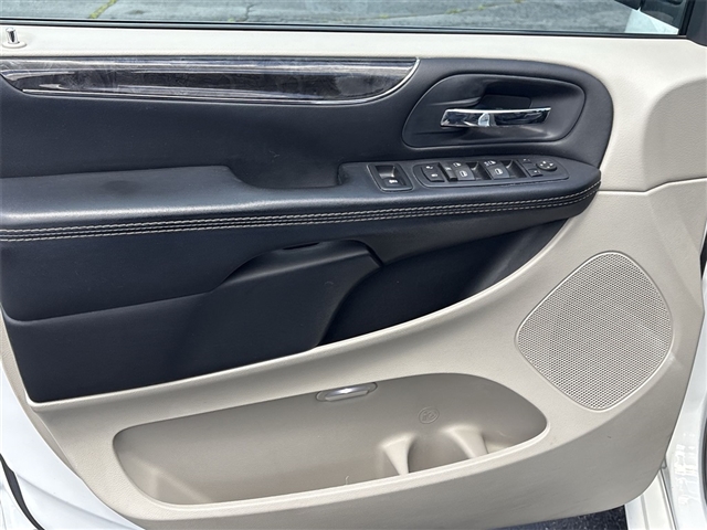 2016 Chrysler Town and Country Touring-L