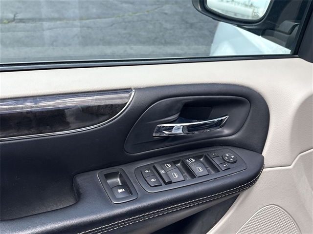 2016 Chrysler Town and Country Touring-L