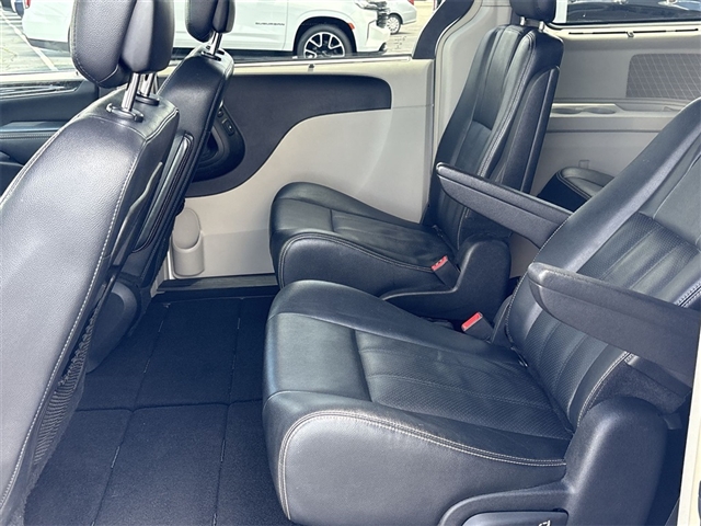 2016 Chrysler Town and Country Touring-L