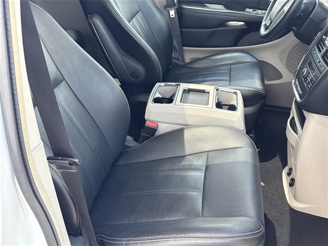 2016 Chrysler Town and Country Touring-L