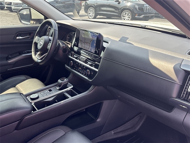 2022 Nissan Pathfinder SL