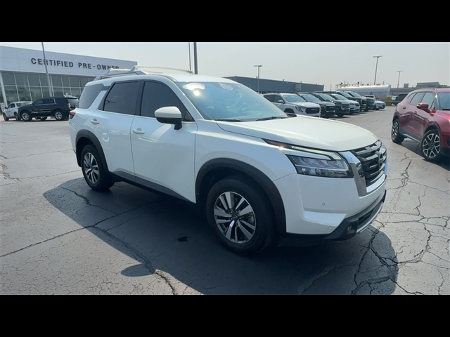 2022 Nissan Pathfinder SL