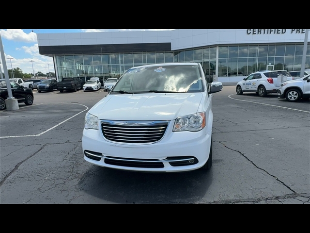 2016 Chrysler Town and Country Touring-L