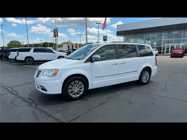 2016 Chrysler Town and Country Touring-L