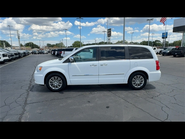 2016 Chrysler Town and Country Touring-L