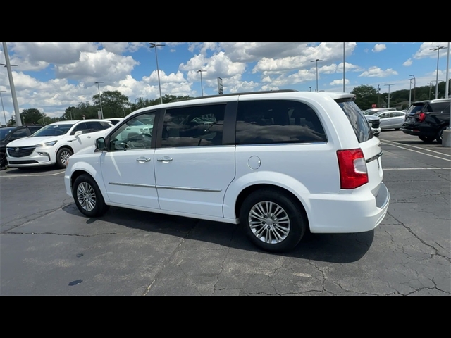 2016 Chrysler Town and Country Touring-L