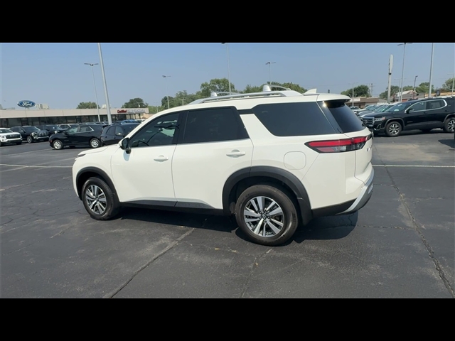 2022 Nissan Pathfinder SL
