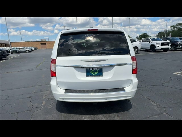 2016 Chrysler Town and Country Touring-L