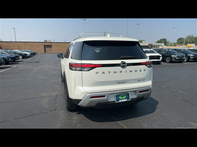 2022 Nissan Pathfinder SL