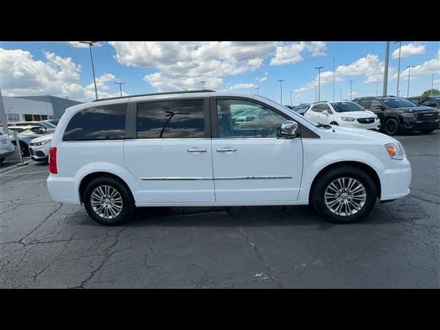 2016 Chrysler Town and Country Touring-L