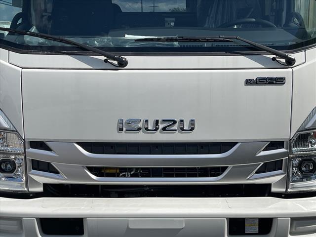 2025 Isuzu NRR Crew Cab