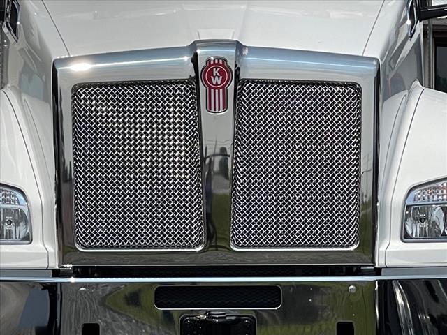 2025 Kenworth T880 Day Cab