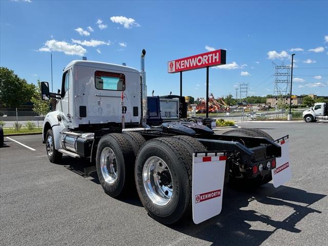 2025 Kenworth T880 Day Cab
