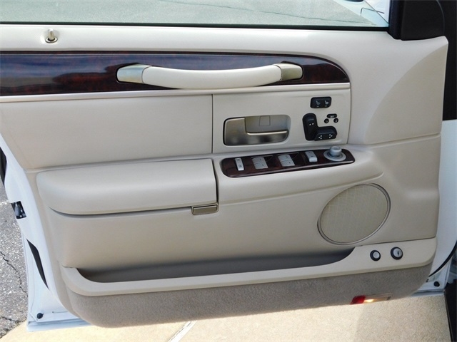 2010 Lincoln Town Car Signature Limited