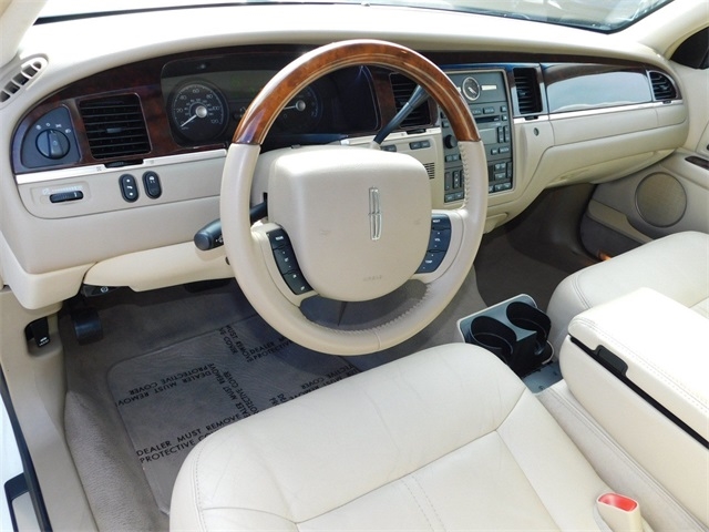 2010 Lincoln Town Car Signature Limited