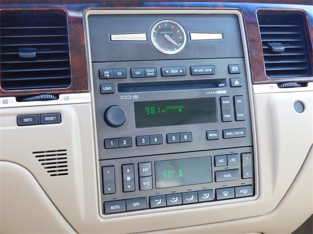 2010 Lincoln Town Car Signature Limited
