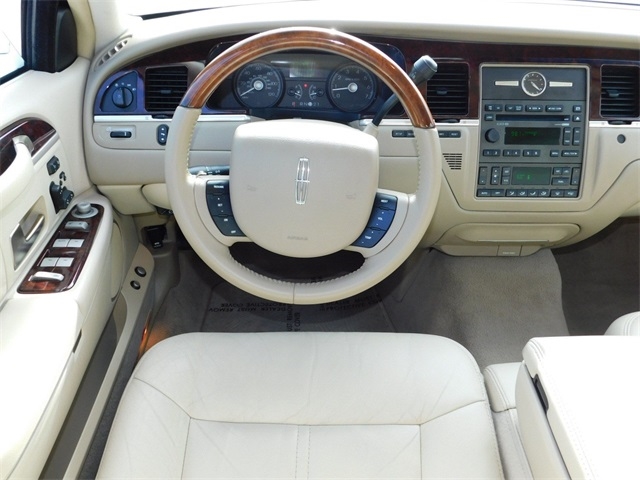 2010 Lincoln Town Car Signature Limited