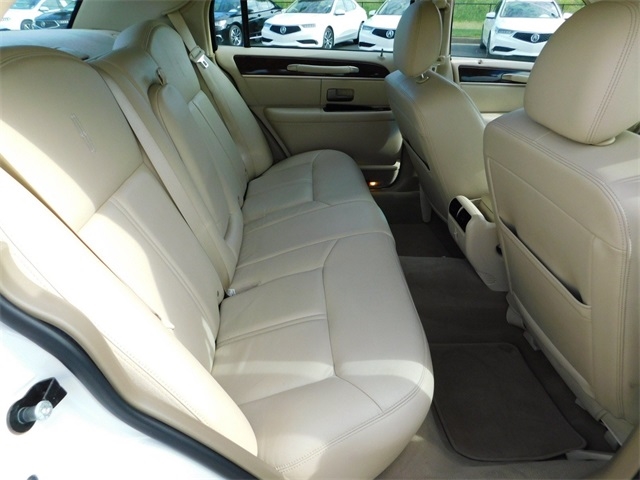 2010 Lincoln Town Car Signature Limited