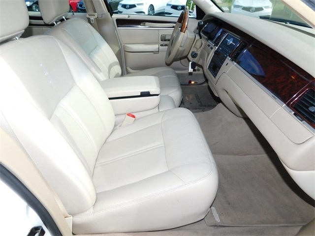 2010 Lincoln Town Car Signature Limited