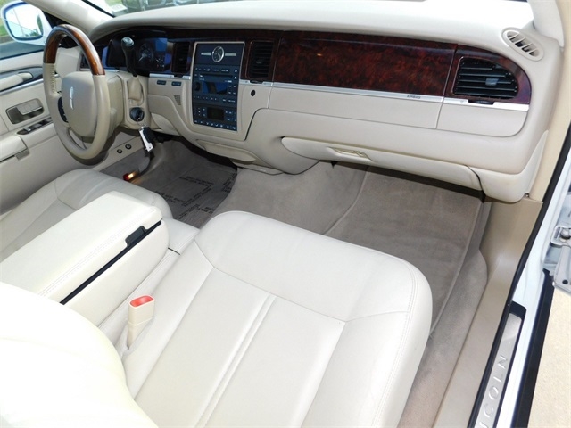 2010 Lincoln Town Car Signature Limited