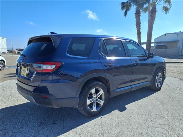 2023 Honda Pilot EX-L w/Rear Captain's Chairs