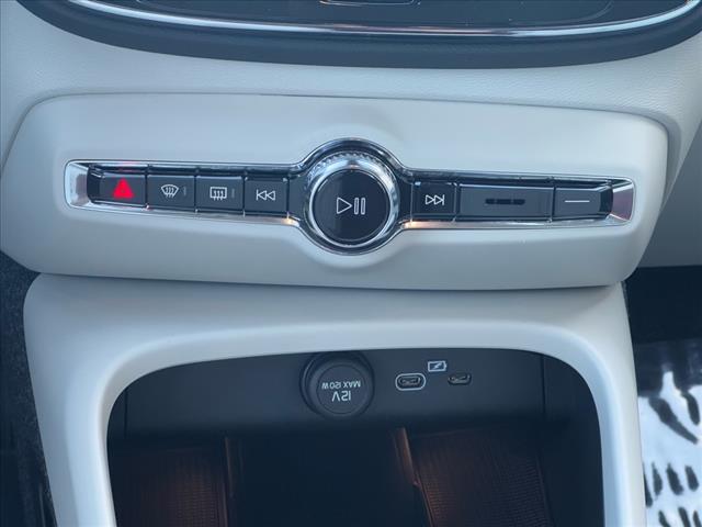 2025 Volvo XC40 B5 AWD PLUS DARK