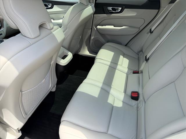 2022 Volvo XC60 B5 Momentum