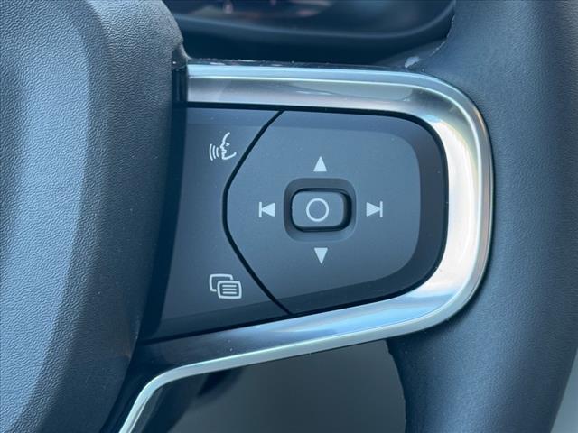 2025 Volvo XC40 B5 AWD PLUS DARK