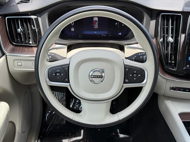 2022 Volvo XC60 B5 Momentum