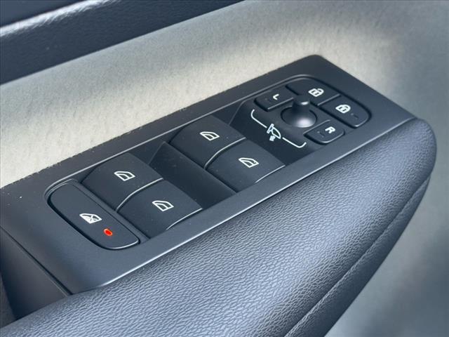 2025 Volvo XC40 B5 AWD PLUS DARK