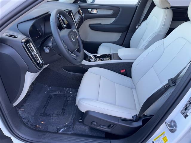 2025 Volvo XC40 B5 AWD PLUS DARK