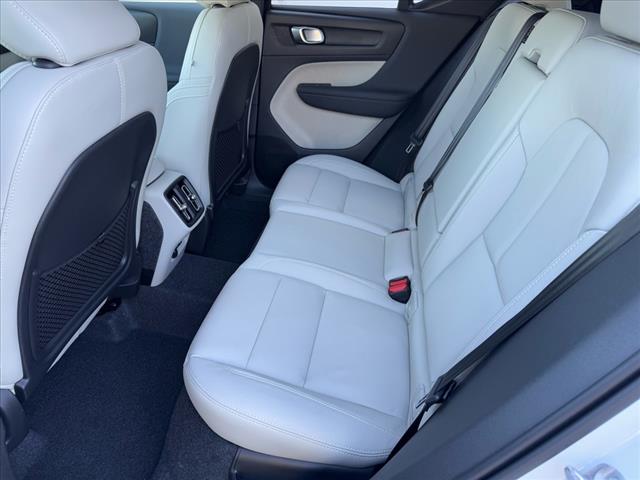 2025 Volvo XC40 B5 AWD PLUS DARK