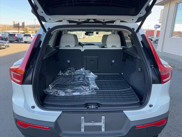 2025 Volvo XC40 B5 AWD PLUS DARK