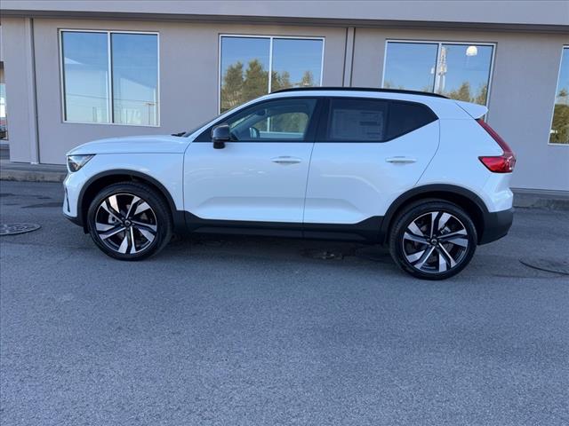 2025 Volvo XC40 B5 AWD PLUS DARK