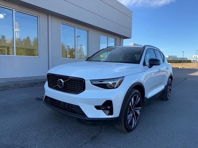 2025 Volvo XC40 B5 AWD PLUS DARK