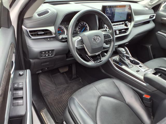 2022 Toyota Highlander Hybrid Platinum