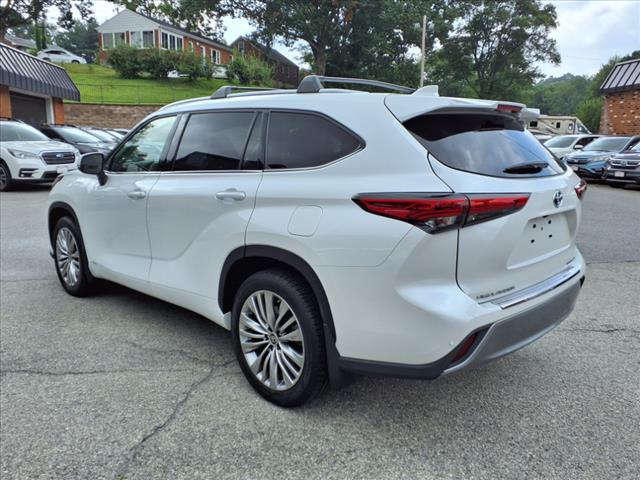 2022 Toyota Highlander Hybrid Platinum
